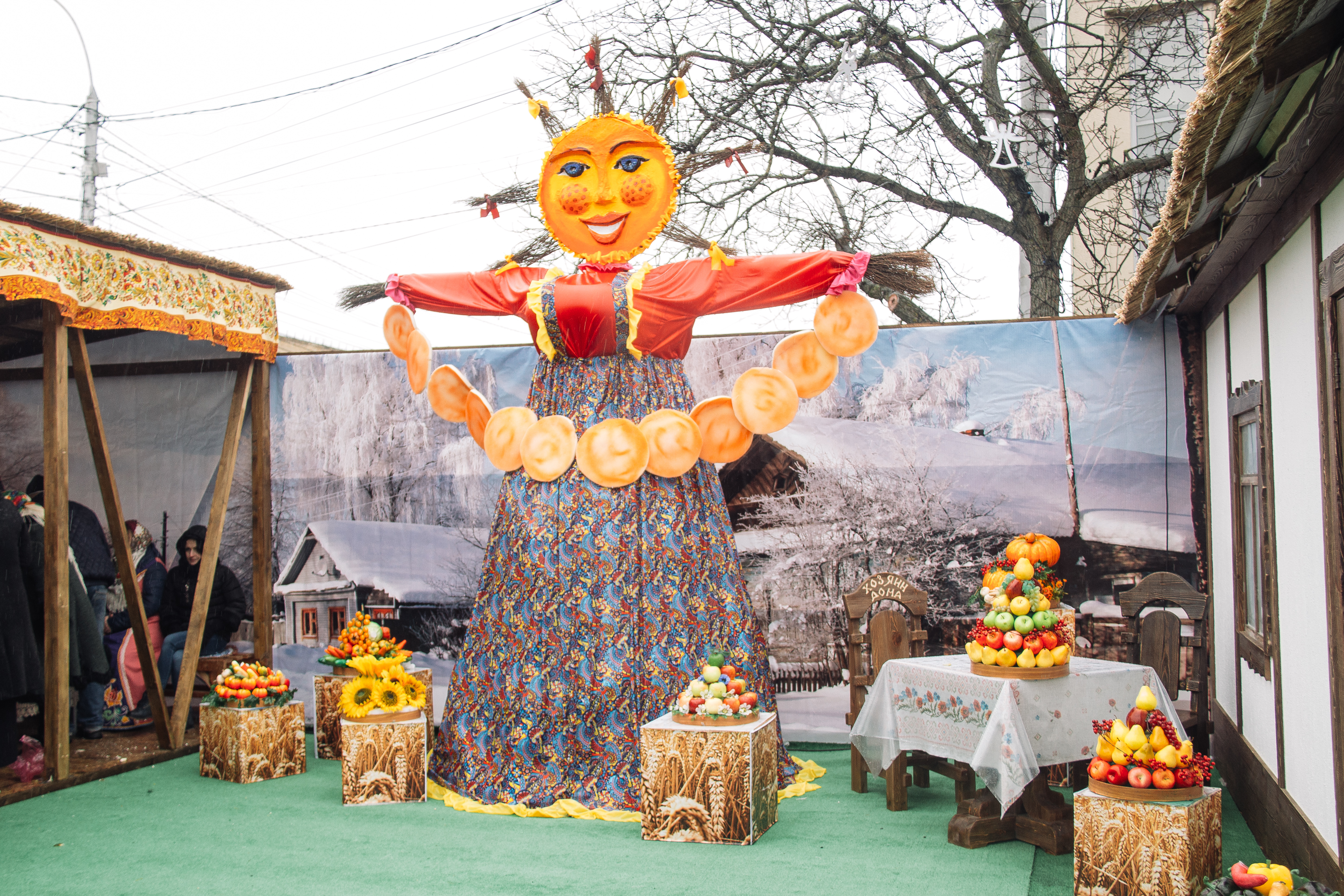 Масленица украшения на улице
